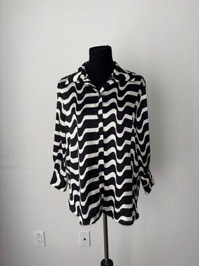 Black and White Wave Print Button-Up Blouse